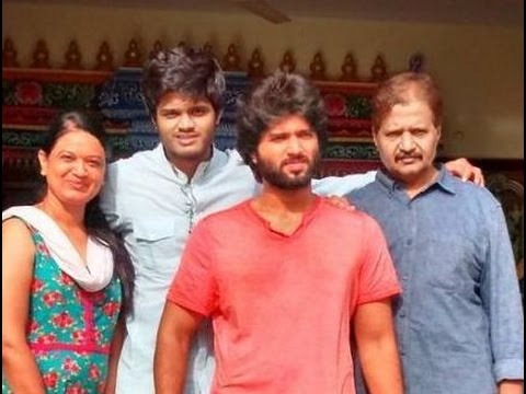 Vijay Devarakonda Family || Newsindiaguru.com