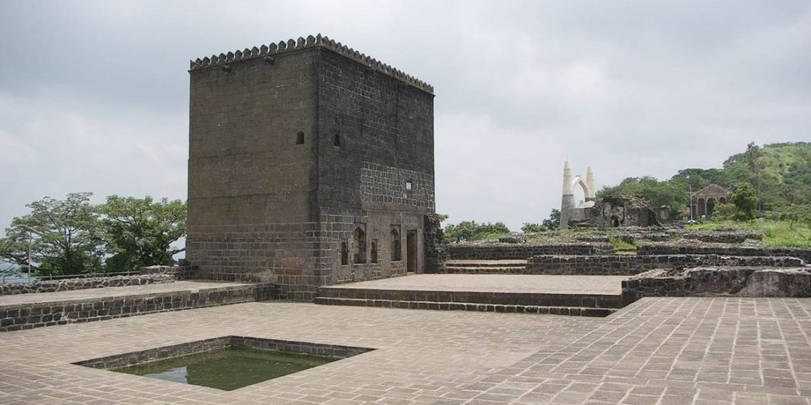 shivneri fort information in hindi